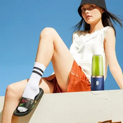 Portable electric fruit juicer, rechargeable