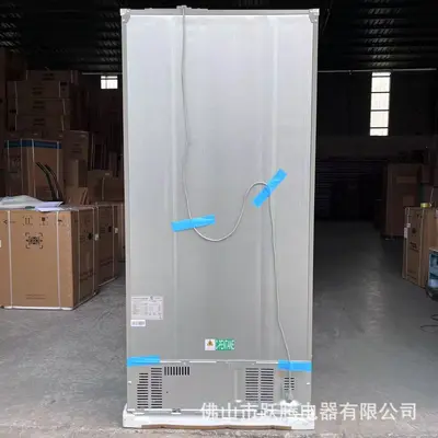 French-Door-Kühlschrank mit Edelstahlfront und Wasserspender