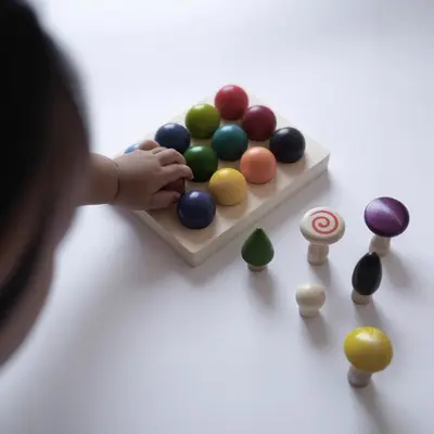 Holz-Regenbogen-Steckkugeln mit 12-Farben-Sortierbrett - 3
