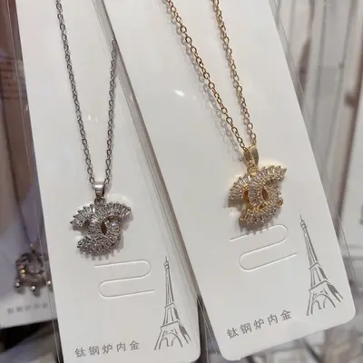 Sınır ötesi popüler titanyum çelik kolye, tasarımcı kolye, Chanel tarzı kolye, tasarımcı takı, tasarımcı aksesuar kolye toptan satış