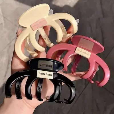 Large hair claw for women, retro acrylic hair claw, simple shark claw at the back of head, premium new fashion