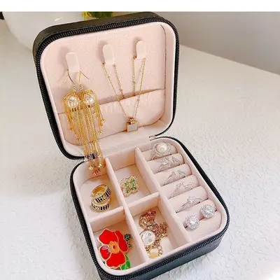 Tragbare Schmuckaufbewahrungsbox mit mehreren Ebenen und Fächern für Ohrringe, Halsketten und Ringe – koreanisches minimalistisches Design für Reiseschmuckbox