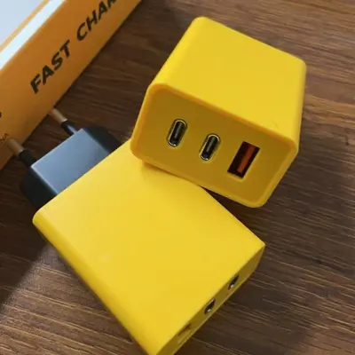 Yeni ürün PD65W akıllı şarj başlığı çift Tip-C + tek USB adaptörlü çok fonksiyonlu cep telefonu hızlı şarj cihazı