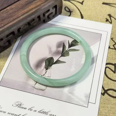 Neuer chinesischer Stil Glas Jade ähnlich Eis transparent Jingle Armreif, dicker runder Stab, Nischen Antikstil, vielseitiger dicker Armreif für beste Freunde.