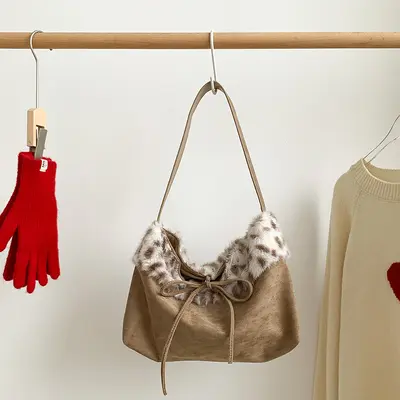 Retro-Damentasche mit Leopardenmuster und Plüschdetails - 7