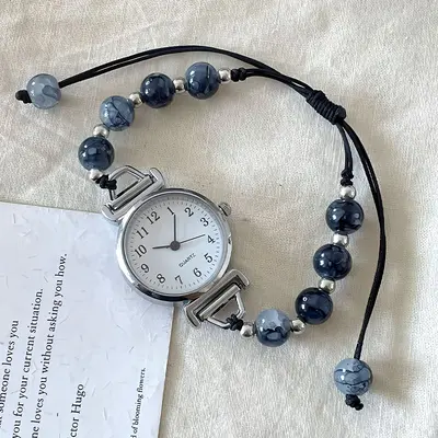 Kadınlar için Chanel tarzı dokuma saat, bilezikli saat, niş hafif lüks, şık, çok yönlü kamelya boncuklu saat.