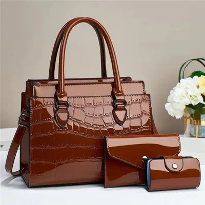Große Damen-Handtaschen im 3er-Set mit Prägung und Riemen - 7