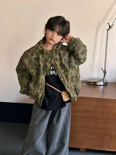 Jungen-Tarnjacke mit Kapuze und graue Cargohose, zweiteiliges Set