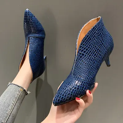 Spitze Lackleder-Kurzstiefel für Damen, dünner Absatz, Schlangenhautmuster
