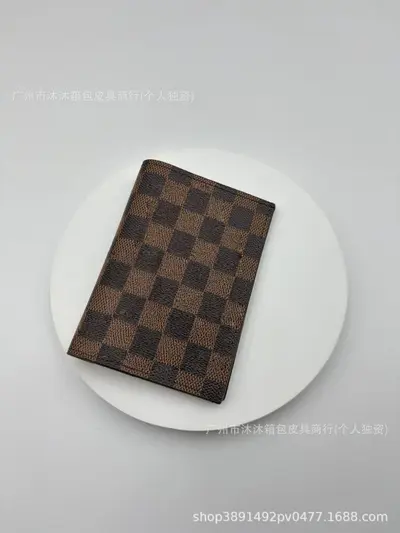 2023新款欧美风护照夹再生皮真皮对折钱包 老花压花简约国潮风 - 7