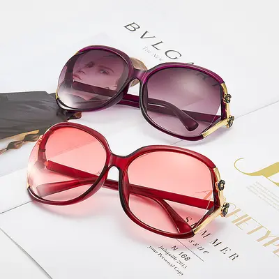 Women's Oversized Sunglasses with Hollow Frame, Classic Trendy Design - 3