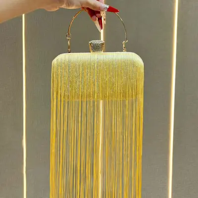 Glitzernde Abendtasche mit Quasten und Schultergurt - 9