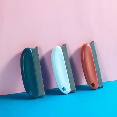 Manual lint remover brush for furniture and pet hair