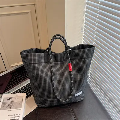 Einfache lässige Outdoor-Sport-Alltags-Pendel-robuste leichte großvolumige Unisex-Schulter-Handtasche mit Karomuster