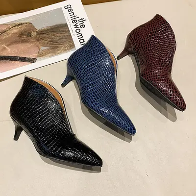 Spitze Lackleder-Kurzstiefel für Damen, dünner Absatz, Schlangenhautmuster