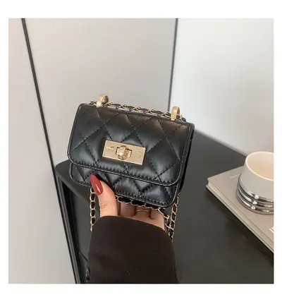 Damenhandtasche mit Kettenverschluss, kleine Umhängetasche, silberfarbene Tasche, Rauten-Steppung, beliebte Damenhandtasche, Mini-Schultertasche mit quadratischem Schnitt