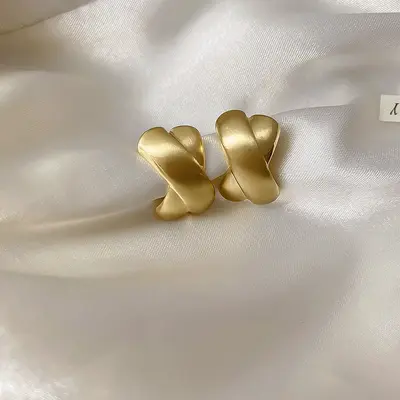 Gold-plated silver bead stud earrings, metal style - 10