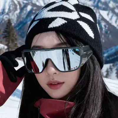 Große Sportbrille mit UV-Schutz für Skifahren und Radfahren