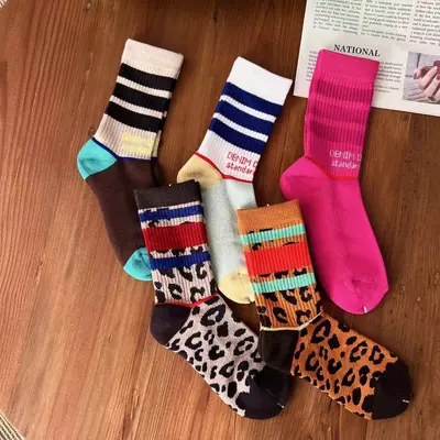 Elastische Kindersocken mit Leopardenmuster, mittelhoch, Bonbonfarben