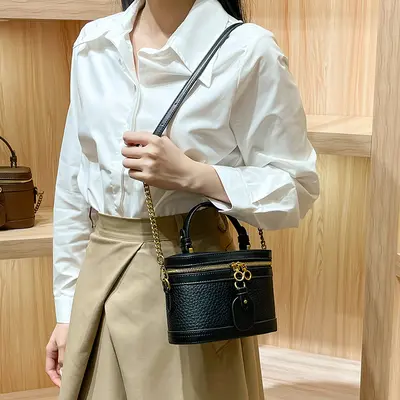 Damen-Boxtasche in Schwarz, kleine Handtasche mit Umhängeriemen
