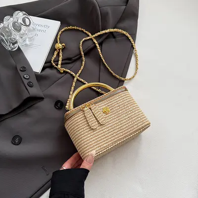 Damen-Mini-Handtasche mit Strickmuster, Kettenriemen - 7