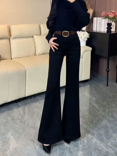 Gefütterte Damenjeans, schmale gerade Passform mit Mikro-Schlag, Winter 2025