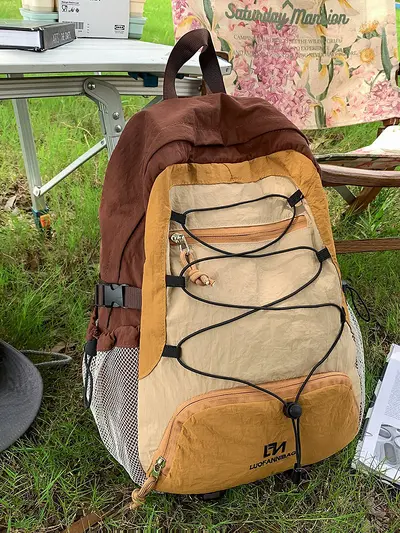 Großer Rucksack im Colour-Block-Design für Wandern und Schule