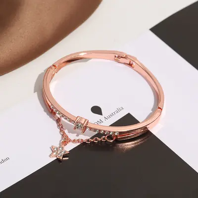 Yeni moda TikTok öğrenci Kore tarzı beş köşeli yıldız alaşımlı bileklik moda bileklik Avrupa ve Amerikalı kadın kristal takı toptan satışı