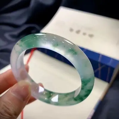 Quarz-Jade-Armband, Eisnudelsorte helles Grün mit schwebenden Blüten - 2