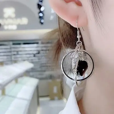 Moda halka büyük küpe, tasarımcı dönen model - 5