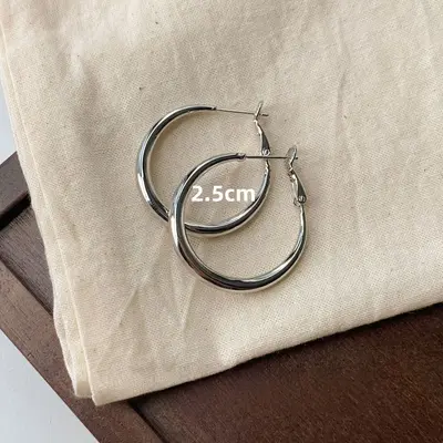 Moda blogcusu~Sade halka küpeler 2025 yeni trend erişilebilir lüks niş tasarım üst düzey halka küpeler - 7