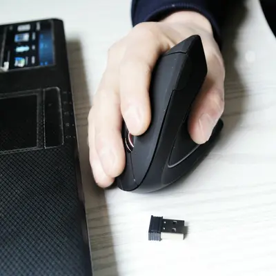 Sınır ötesi şarjlı dikey kablosuz mouse, ergonomik ışıklı çift modlu sessiz fotoelektrik Bluetooth mouse toptan satış