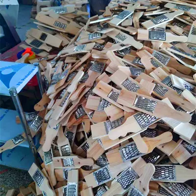 Holzhobelmaschinen für Straßenverkaufsstände, zweiteiliges Haustyp-Holzmodell, Rettichgemüseschneider, altmodische Holzkiefernbretter zu niedrigem Preis.