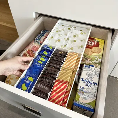 Drawer organizer with adjustable dividers, hanging system