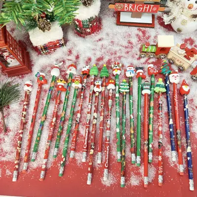 Süßer Holzbleistift im Weihnachts-Cartoon-Design