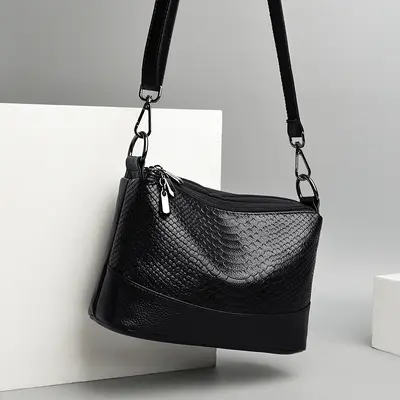 Damen-Schultertasche mit Krokodilmuster aus weichem Leder - 4