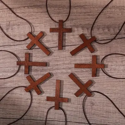 Crossmy amerikanischer Stil schwarze Walnuss durchlöcherte Holzkreuz Holzstück Herz Encourageme.