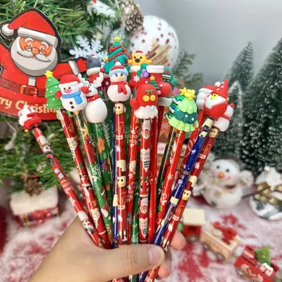 Süßer Holzbleistift im Weihnachts-Cartoon-Design