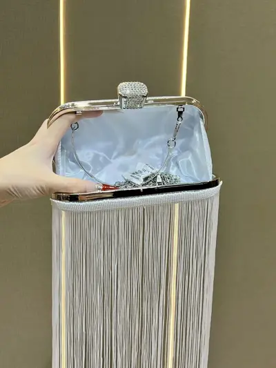 Glitzernde Abendtasche mit Quasten und Schultergurt - 4