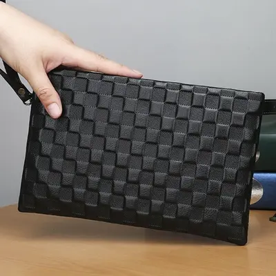 Herren-Clutch aus Rindsleder, Krokodilmuster - 1