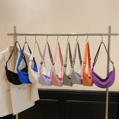 Kadınlar için naylon crossbody çanta 2024 yeni moda hamur tatlısı çanta hafif spor tarzı küçük omuz çantası koltuk altı omuz çantası Çantalar
