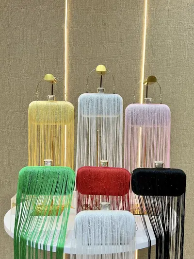Glitzernde Abendtasche mit Quasten und Schultergurt - 5