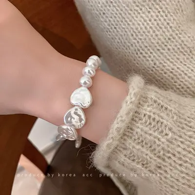 Pearl bracelet with T-shaped buckle, French fashion design