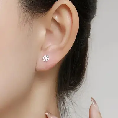 Kadınlar için 999 ayar gümüş küpeler, yeni trend lüks kulak piercing küpeleri, küçük zarif öğrenci kulak kemiği çivileri toptan