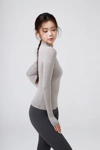 麓川柔软亲肤半高领运动瑜伽上衣显瘦百搭瑜伽服女秋冬长袖运动服 - 7