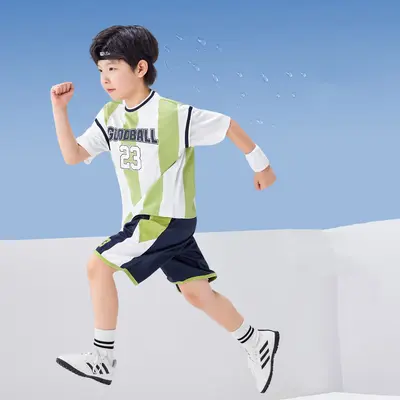 Kinder Sportset aus atmungsaktivem Mesh, Kurzarmshirt und Shorts