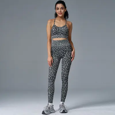 Nahtloses Yoga-Set: Leggings, Top und BH - 7