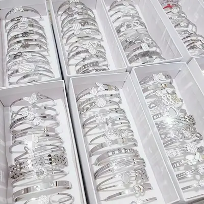 Titanium steel bracelet in steel color for women, diamond-cut, versatile, elegant, high quality, color-resistant, mixed styles, wholesale, star pattern, fashion-forward for commuting.