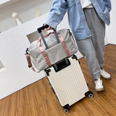 Wholesale new trend sports bags for men and women, fitness bags with dry and wet compartments, swimming Oxford fabric handheld shoulder strap travel bags