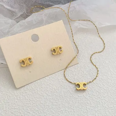 French-style lightweight luxury Arc de Triomphe elegant titanium steel necklace for women, fashionable and simple baby's breath clavicle chain premium set.